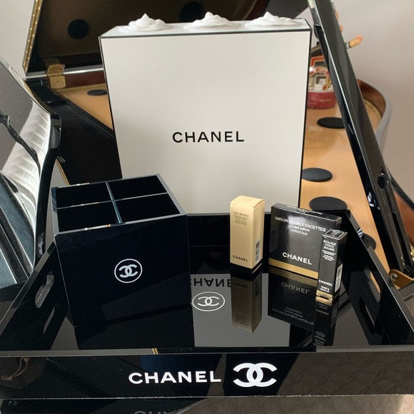 CHANEL | Vanity / Cosmetic Essentials - Picture 9 of 13